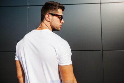 Ideas de outfits con playera blanca para hombres: estilos versátiles y modernos