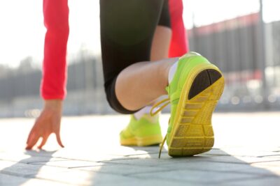 Under Armour vs ASICS: ¿qué marca ofrece mejor estabilidad, amortiguación y rendimiento para entrenamiento?