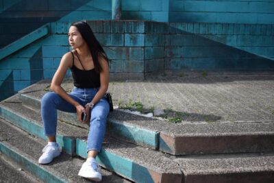 Outfit con tenis blancos mujer: combinaciones modernas, versátiles y fáciles de llevar