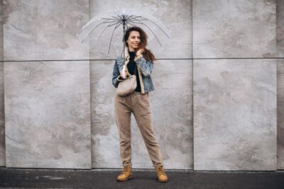 La fuerza del estilo: 5 Outfit femeninos para botas industriales