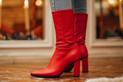 Botas rojas de moda: el calzado que transforma cualquier look con estilo actual