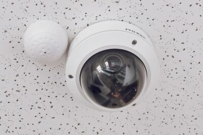 Cómo instalar cámaras de seguridad: guía paso a paso para el hogar y negocio