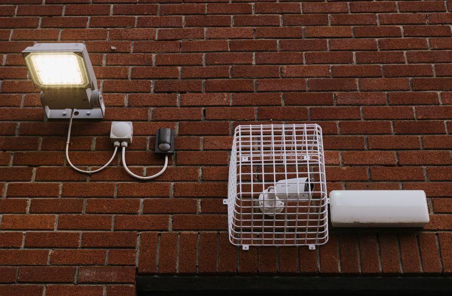 Cámara de seguridad con fijación en pared ladrillo