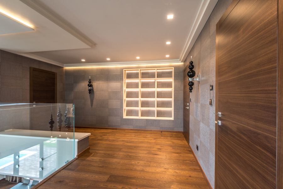 interior moderno minimalista puertas madera 2 Interior moderno minimalista con puertas de madera