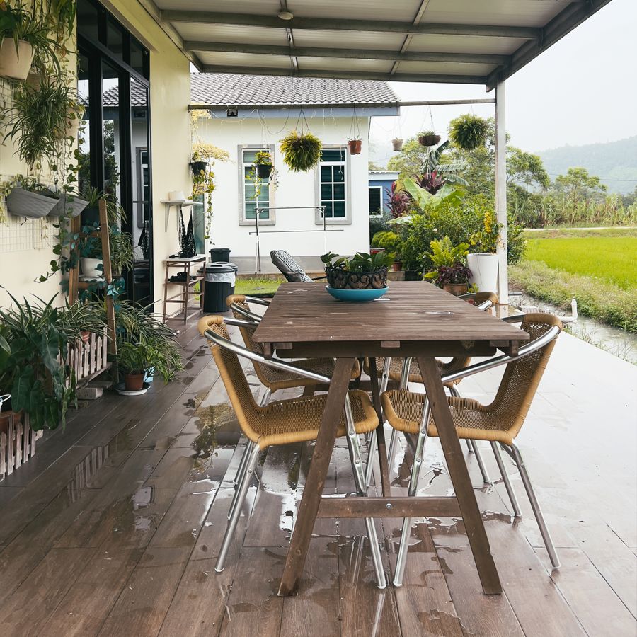 Mesa de aluminio para exteriores en patio rural