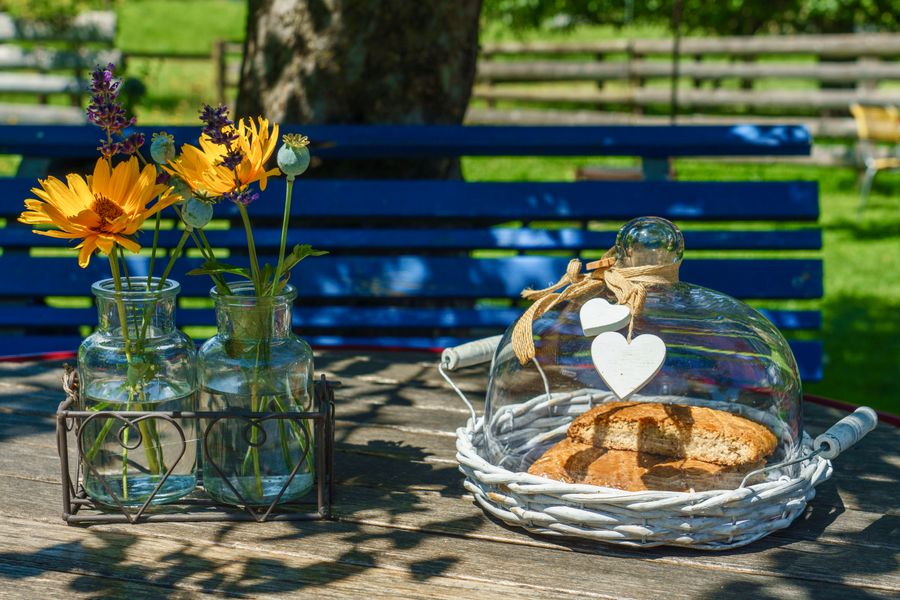 mesa exterior flores pasteles 1 Mesa exterior con flores y pasteles
