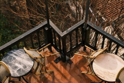 Mesas para terraza y balcón pequeños: cómo elegir la opción ideal
