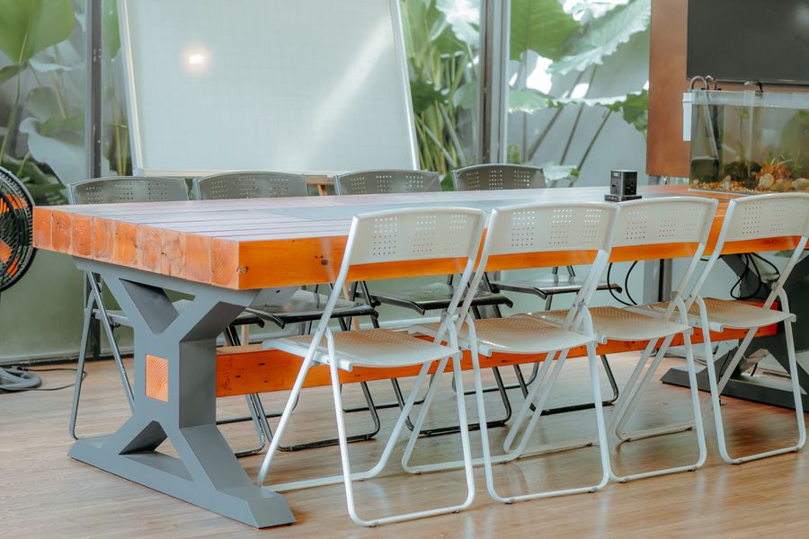 Sala de reuniones moderna con mesa de madera