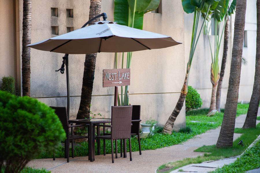 set jardin outsunny sombrilla led solar 2 Set de jardín Outsunny con sombrilla LED solar y vegetación tropical