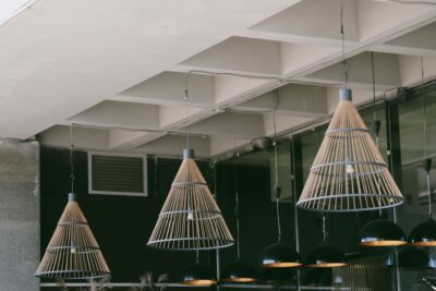 Cómo elegir una lámpara de techo: lúmenes, altura y calidad de luz por espacio