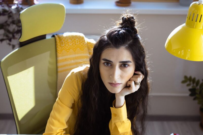 mujer reflexionando sillas oficina ergonomicas Mujer reflexionando sobre sillas de oficina ergonomicas