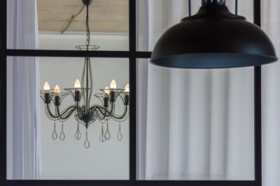 Plafón vs colgante: cuál elegir según la altura de tu techo y la luz que necesitas